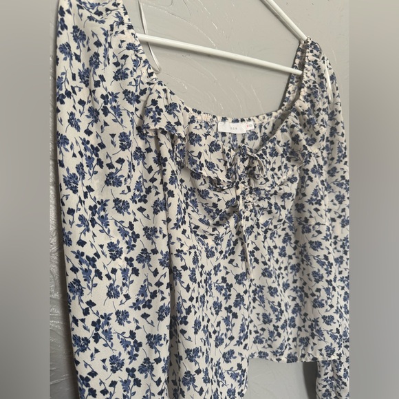 Women’s Floral Blue and White Blouse, medium - Picture 3 of 5